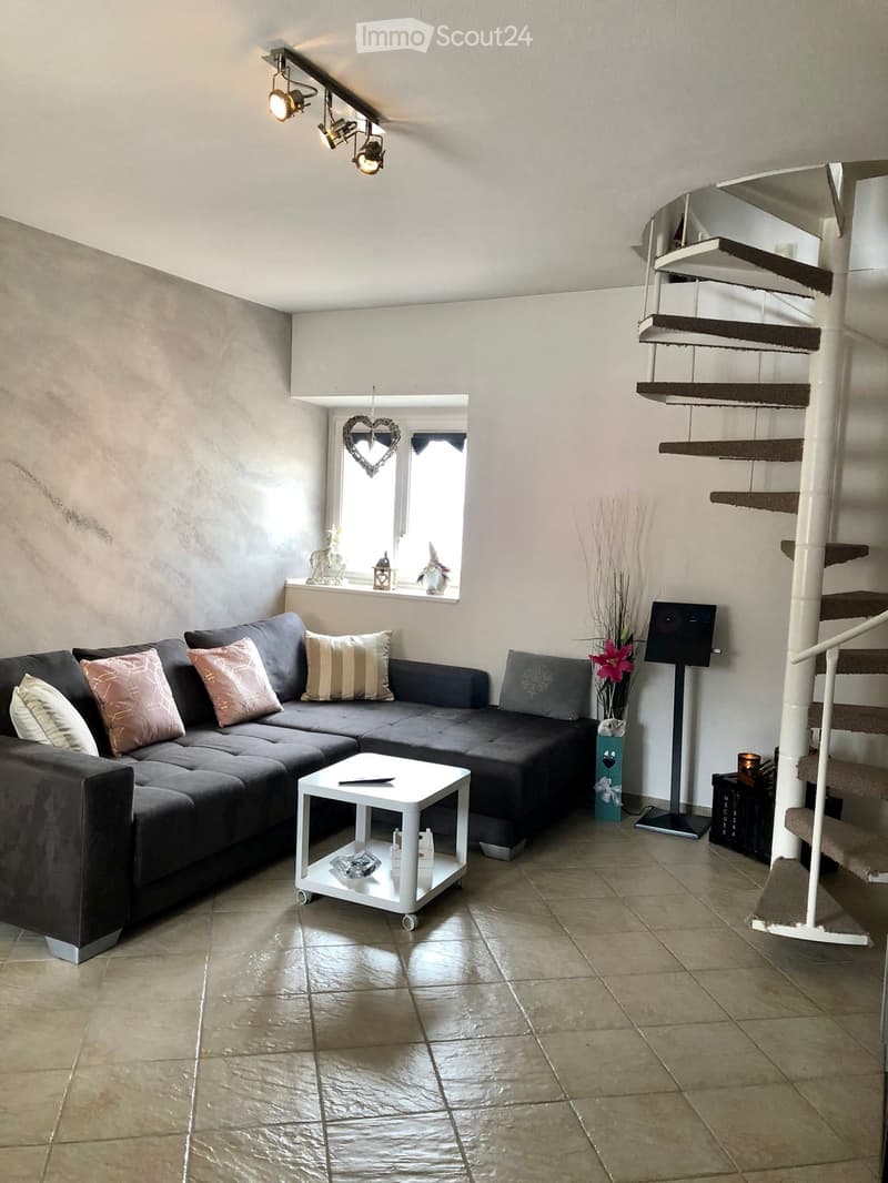 CASA DI DUE APPARTAMENTI DI 3.5 LOCALI (1)
