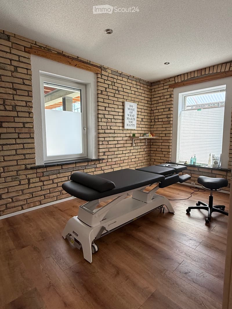 Spiez: Treatment room in physiotherapy practice (3)