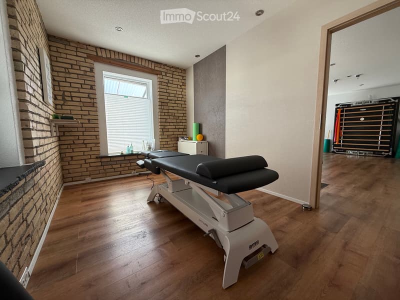 Spiez: Treatment room in physiotherapy practice (2)