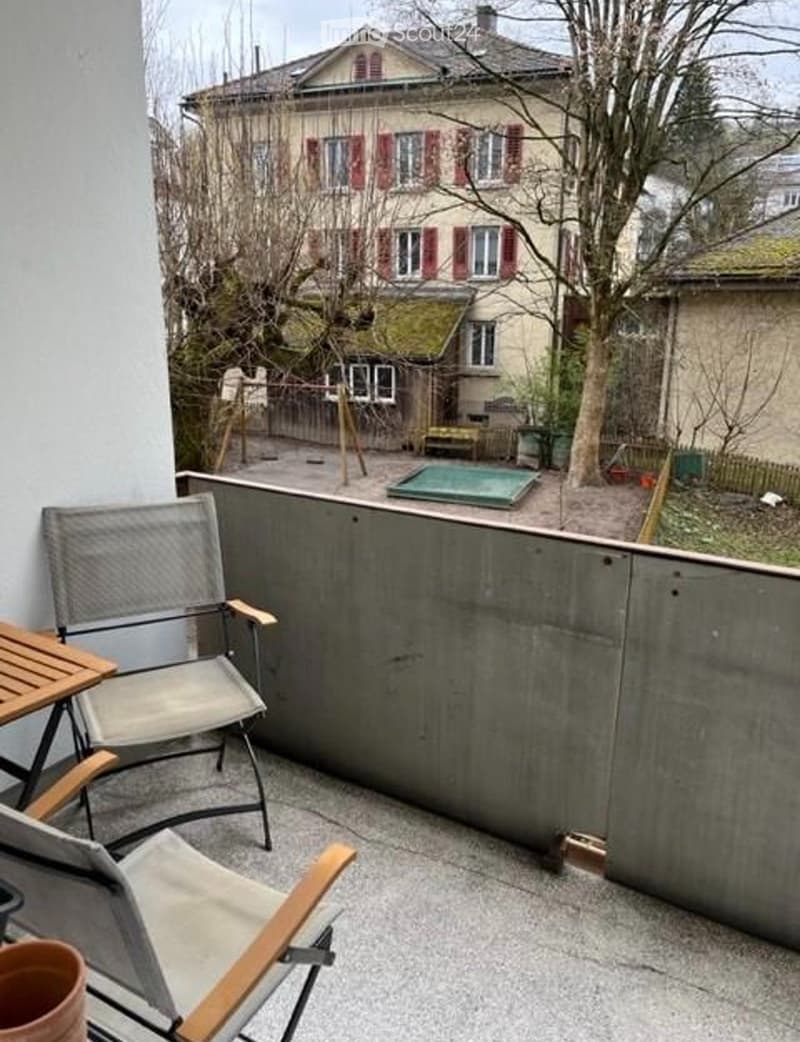 Charming 2.5-room apartment with balcony in central St.Gallen (2)