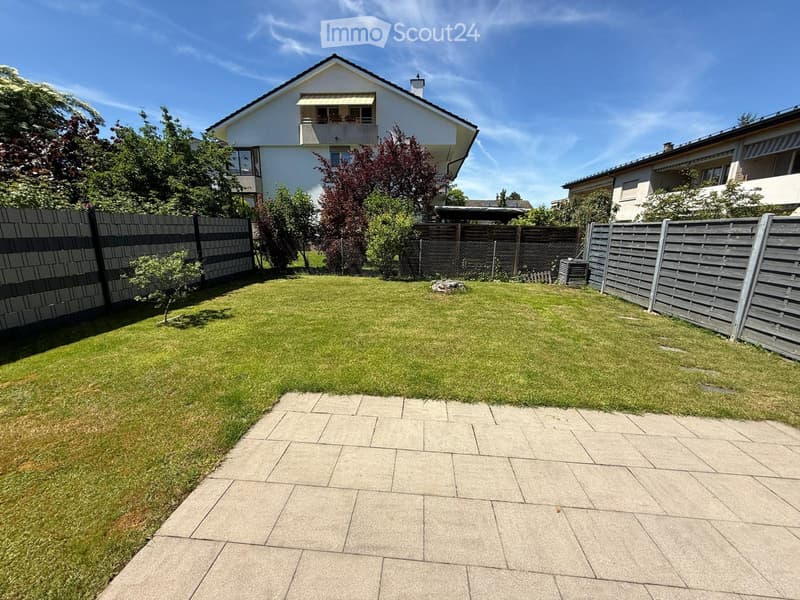 Casa angolare con grande giardino e garage (2)