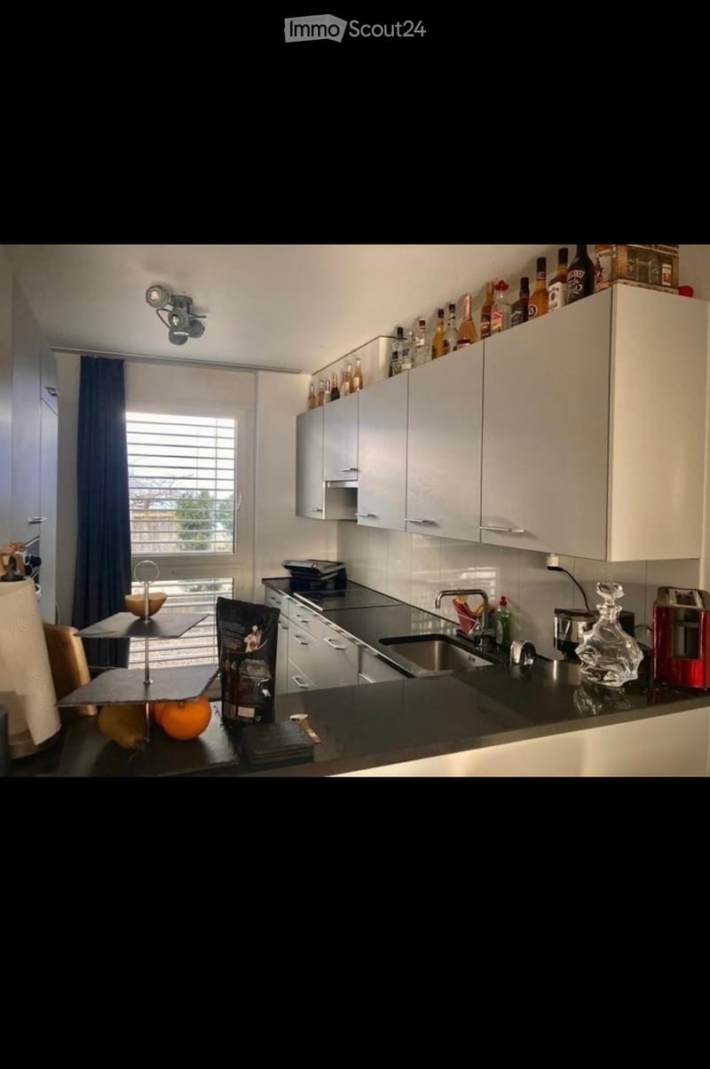 Geräumiges Zimmer mit eigenem Badezimmer in moderner Wohnung (3)