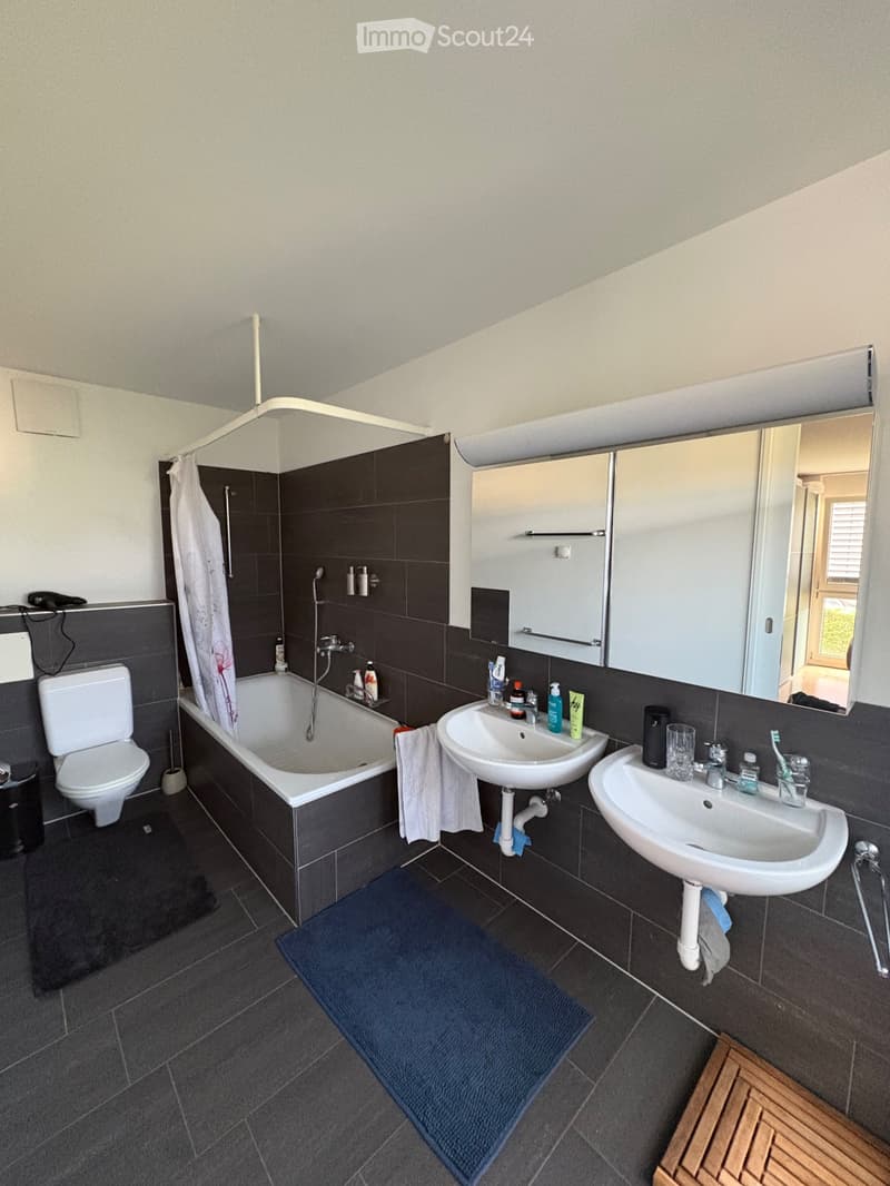 Geräumiges Zimmer mit eigenem Badezimmer in moderner Wohnung (2)