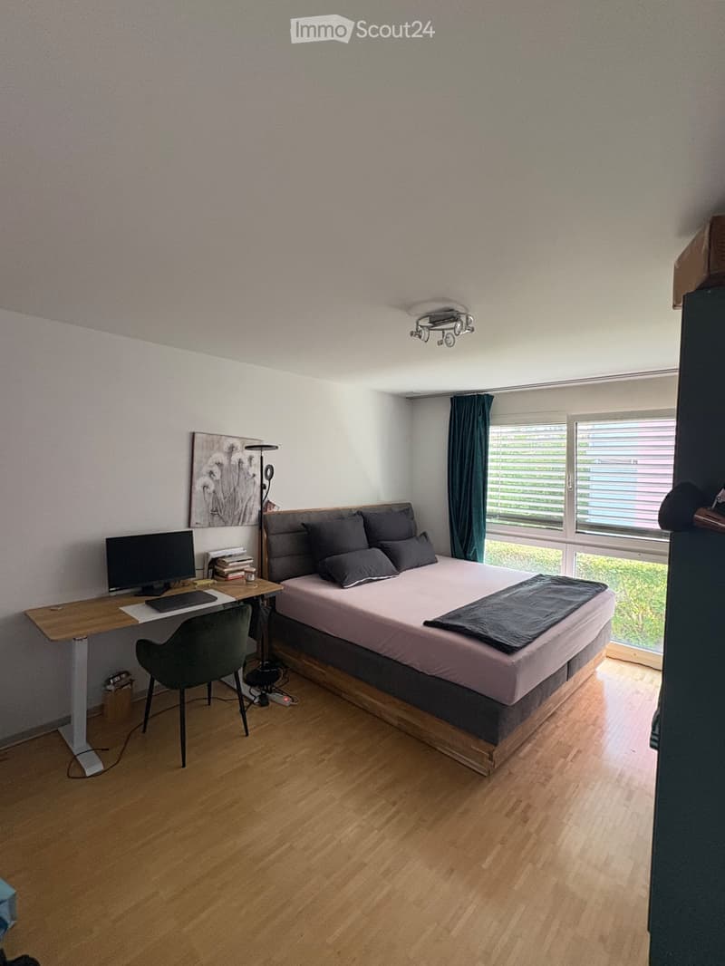 Geräumiges Zimmer mit eigenem Badezimmer in moderner Wohnung (1)
