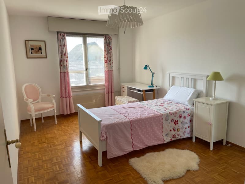 Camera arredata in una casa privata a Eysins (Nyon) (1)