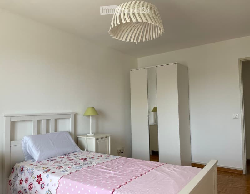 Camera arredata in una casa privata a Eysins (Nyon) (2)