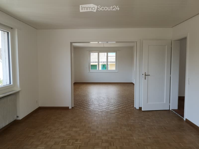 Large 4-room apartment with balcony and parking space (2)
