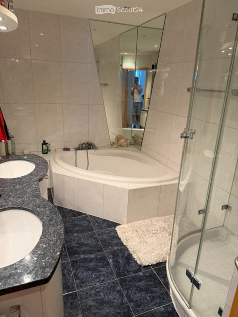 Ampia camera con bagno privato in appartamento mansardato (4)