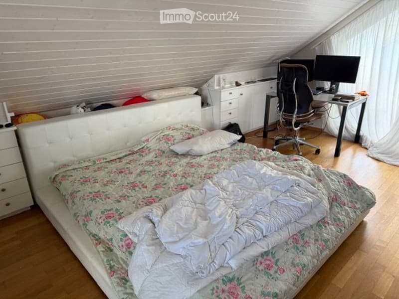 Ampia camera con bagno privato in appartamento mansardato (2)