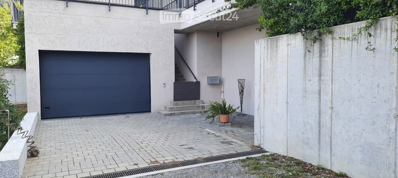 Modernes Haus umgeben von Grün, nur zwei Schritte von der Stadt entfernt. (3)