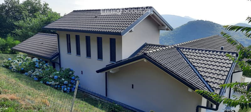 Modernes Haus umgeben von Grün, nur zwei Schritte von der Stadt entfernt. (2)