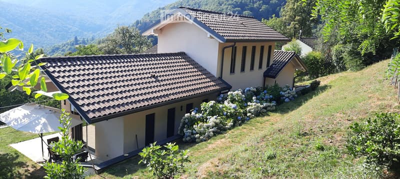 Modernes Haus umgeben von Grün, nur zwei Schritte von der Stadt entfernt. (1)
