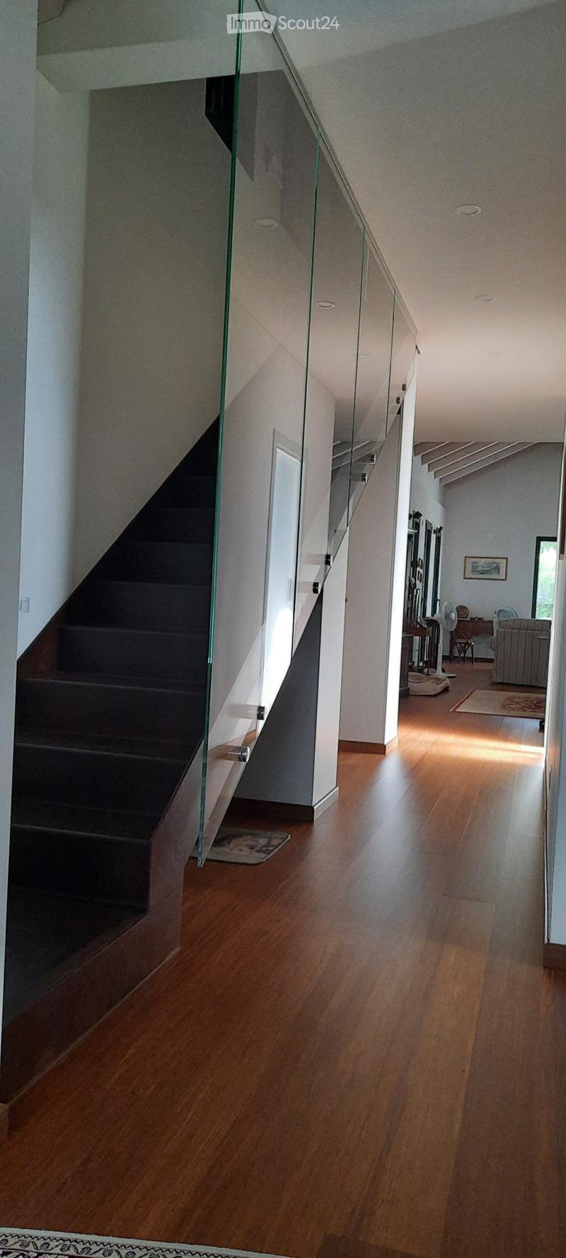 Modernes Haus umgeben von Grün, nur zwei Schritte von der Stadt entfernt. (4)