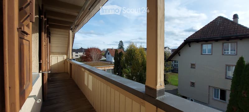 Dachwohnung 3.5 Zi, neu renoviert. Laube, Sitzplatz, Garten (5)