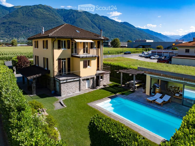 Villa complètement rénovée avec piscine et pool house (1)
