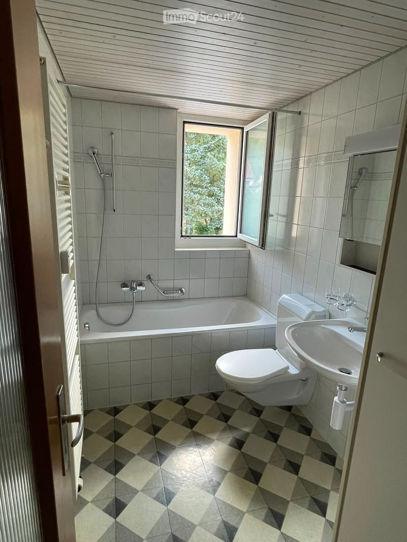 Helle, frisch renovierte 4-Zimmer-Wohnung mit Balkon (2)