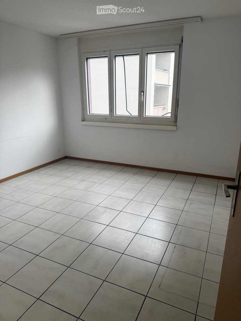Helle 3-Zimmer Wohnung mit Sitzplatz, zentrale Lage (3)