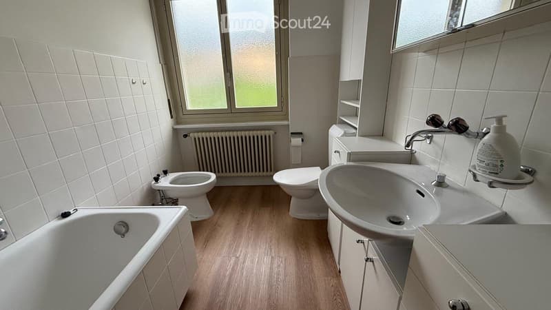 Affittasi ampia stanza ammobiliata con balcone Besazio (3)