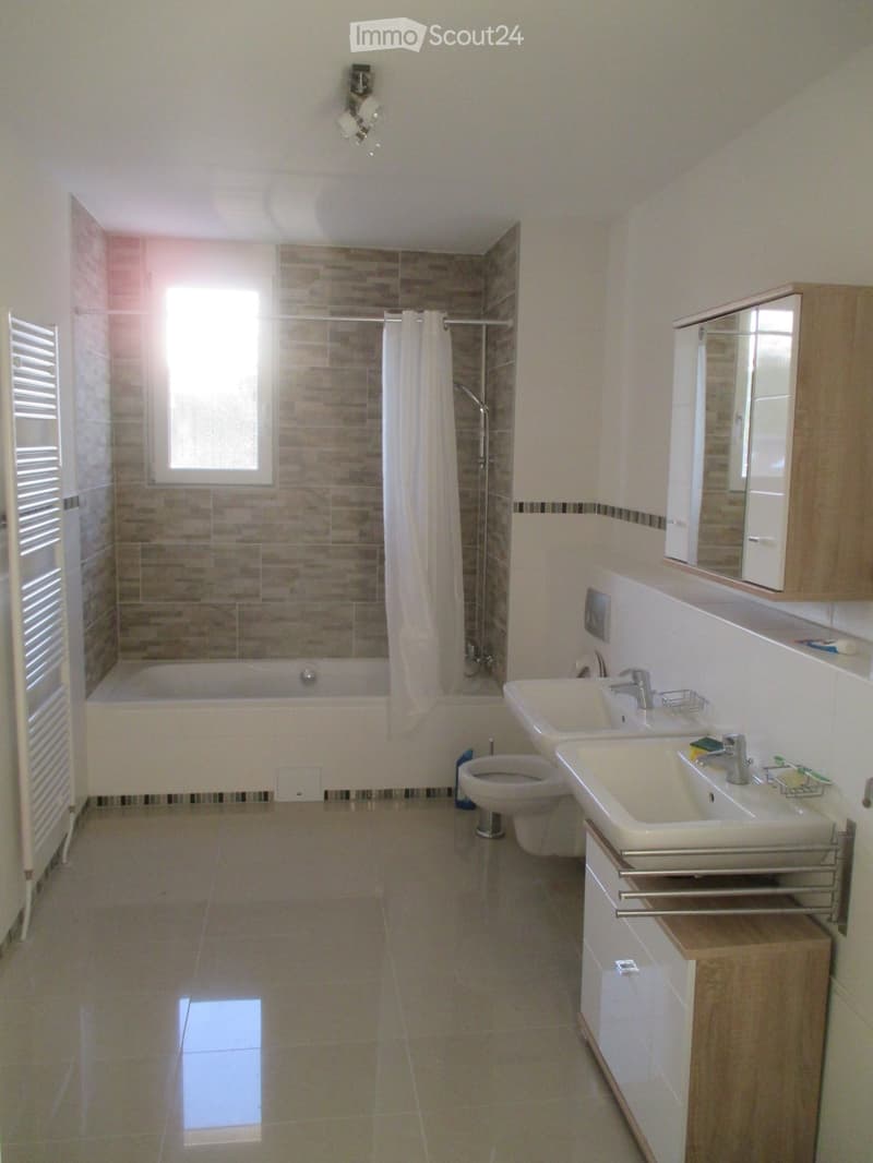 Grosse Neubauwohnung 110m2 mit Balkon (1)