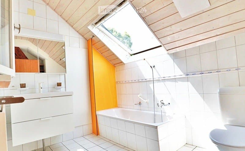 Einmalig schöne und helle Dachwohnung im Bauernhaus (2)