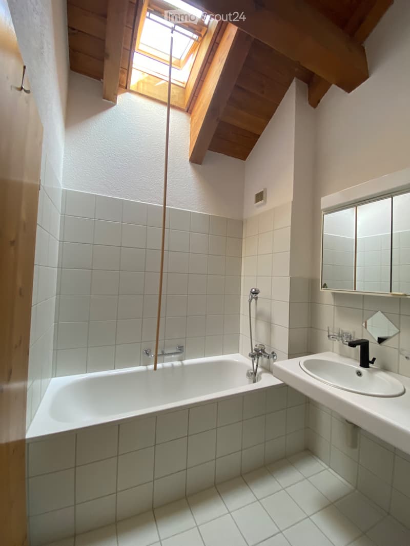 Möblierte Dachwohnung mit sonnigem Balkon und Sichtbalken (4)