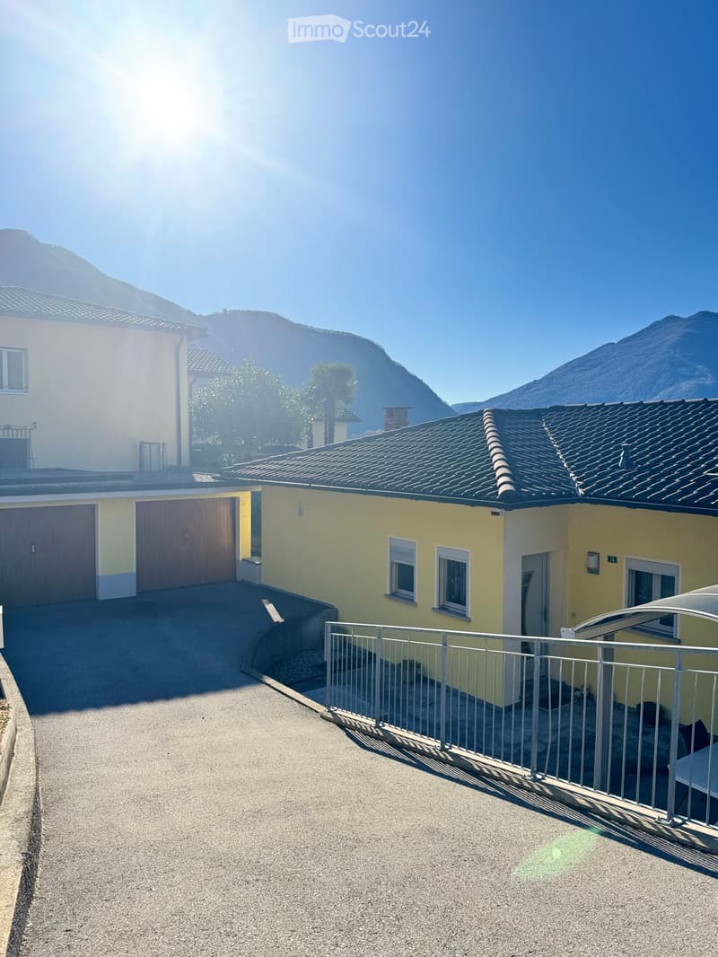 Casa indipendente su due piani con giardino e 2 box auto (2)