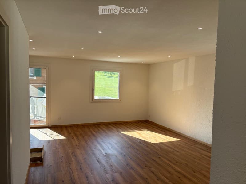 Schöne 2.5 Zimmer Wohnung im Grünen (2)