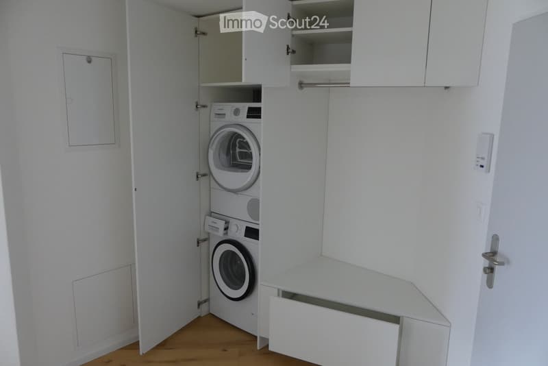 Moderne 2.5-Zimmer-Wohnung mit Bergblick in Haag (2)