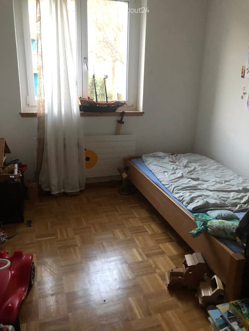 Befristetes möbliertes Zimmer in einer 4-Zimmer-Wohnung. (1)