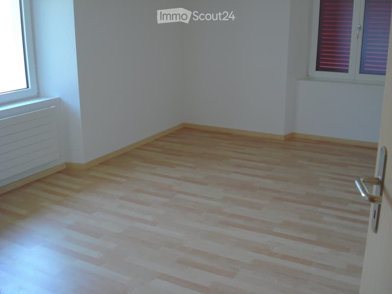Helle 4.5 Zimmer Wohnung mit Balkon und Aussicht 2.OG (1)