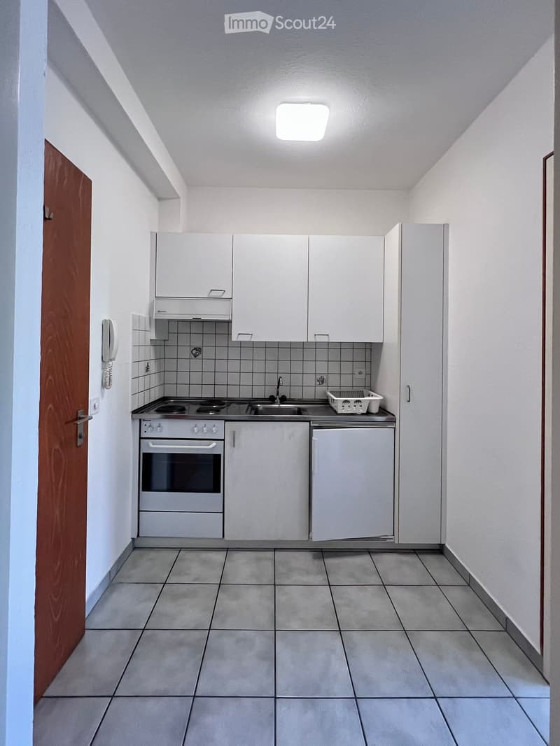 Luminoso monolocale con cucina separata (4)