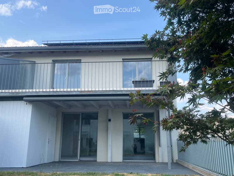 Haus mit Garten und PV-Anlage (2)