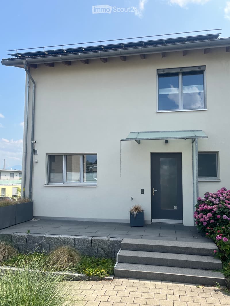 Haus mit Garten und PV-Anlage (1)