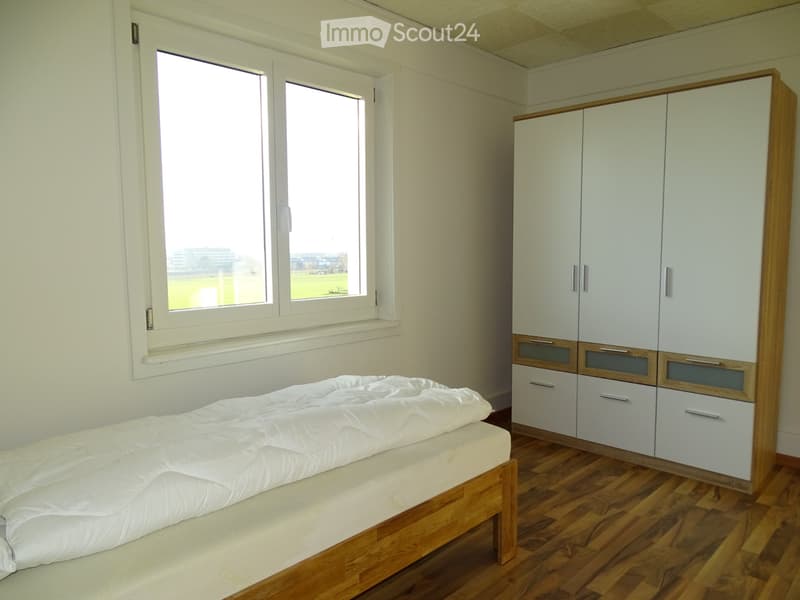 Schönes, helles und möbliertes WG Zimmer in EF Haus (2)