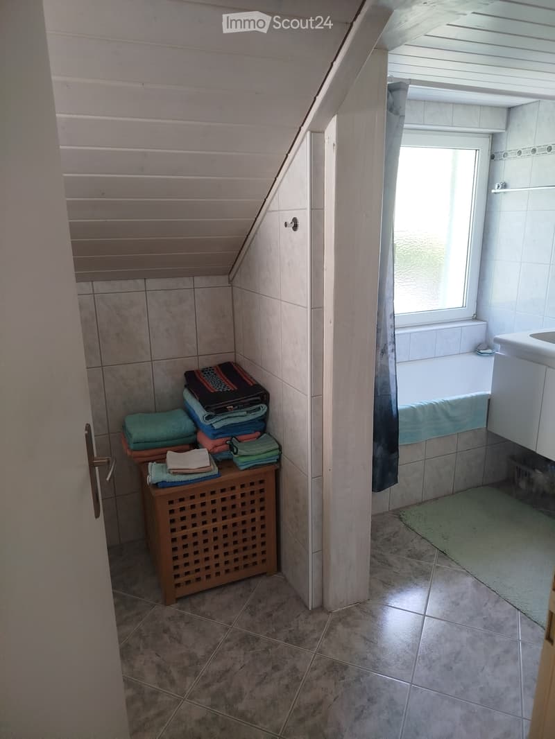Ein Zimmer in kleinem Häuschen (2)