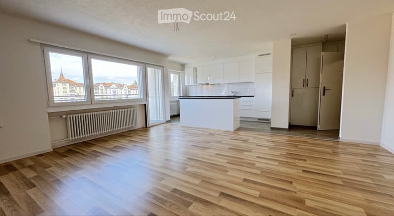 Top Lage! 2.5-Zimmerwohnung mit Balkon (2)