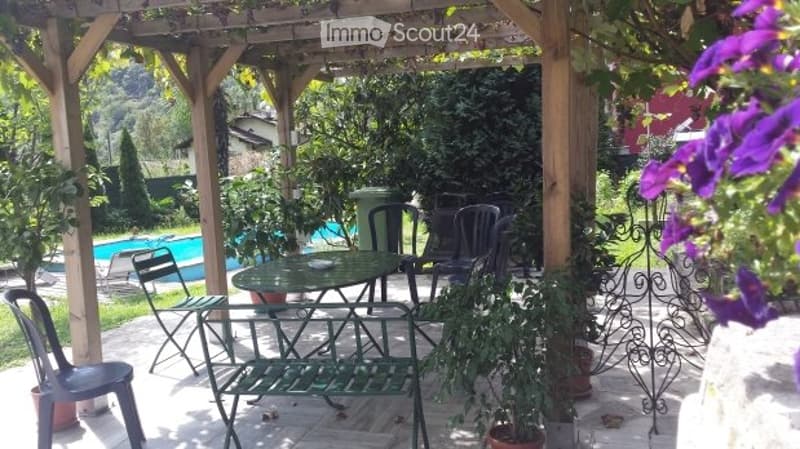 Villa con giardino e piscina (2)