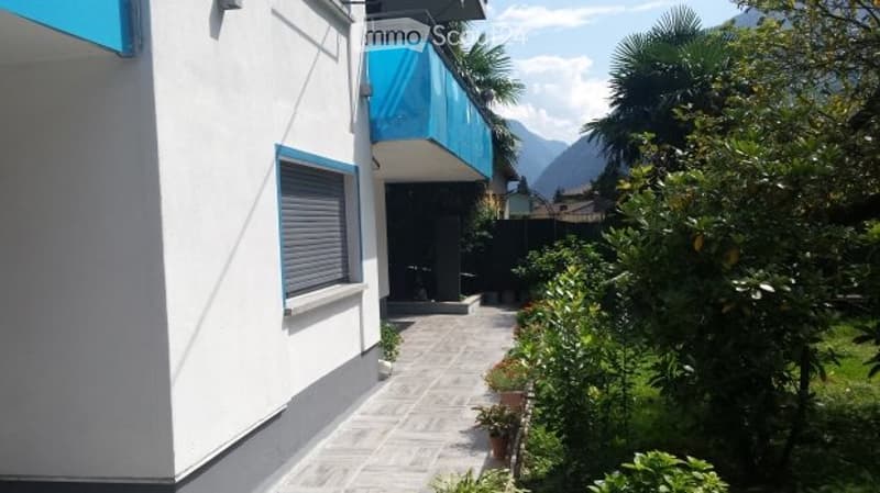 Villa con giardino e piscina (5)