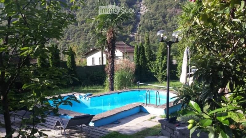 Villa con giardino e piscina (3)