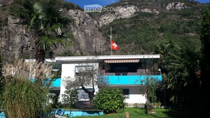 Villa con giardino e piscina (1)