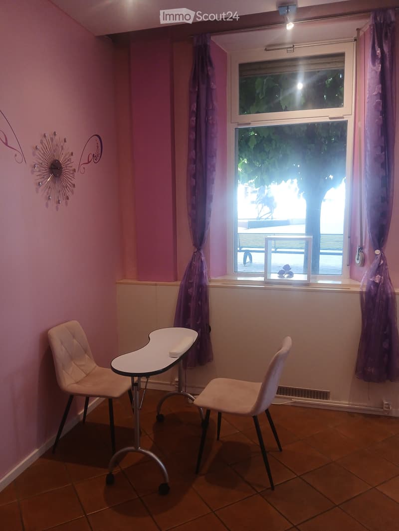 AFFITTASI POSTAZIONE UNGHIE IN BEAUTY CENTER FAMOSISSIMO (4)