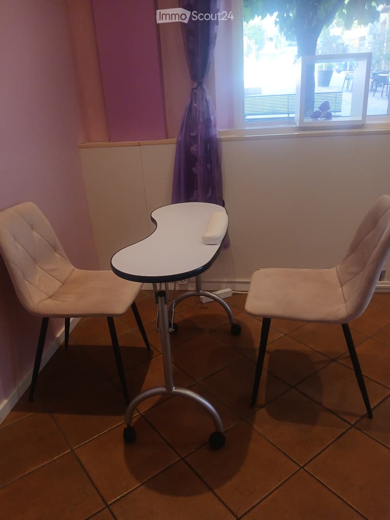 AFFITTASI POSTAZIONE UNGHIE IN BEAUTY CENTER FAMOSISSIMO (3)