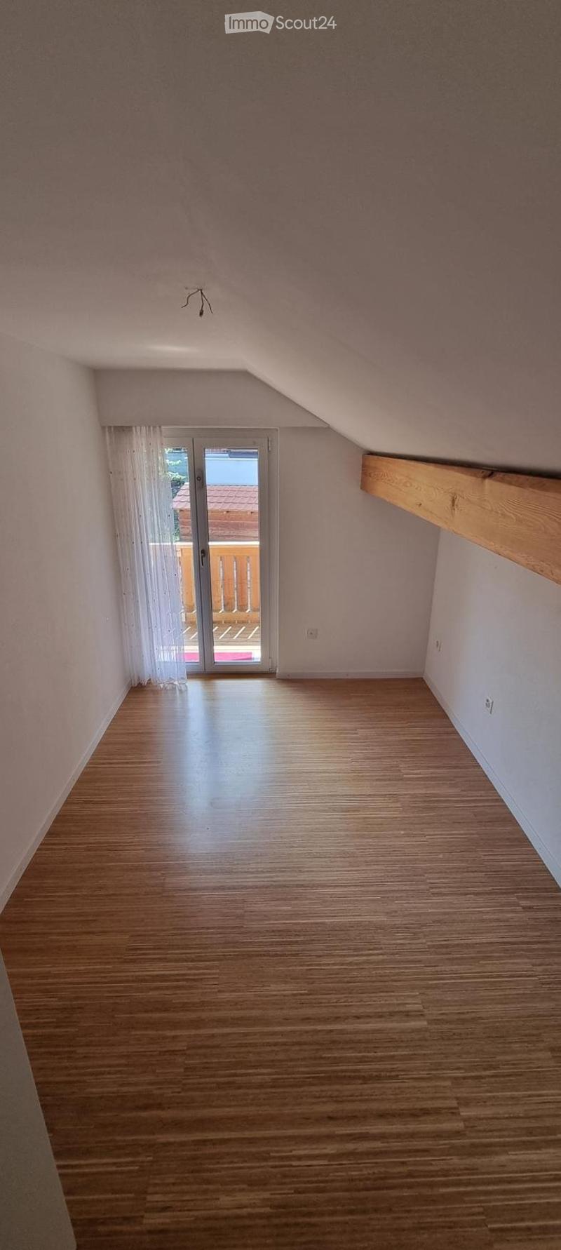 3.5 Zimmer-Dachwohnung mit wunderschöner Aussicht (5)
