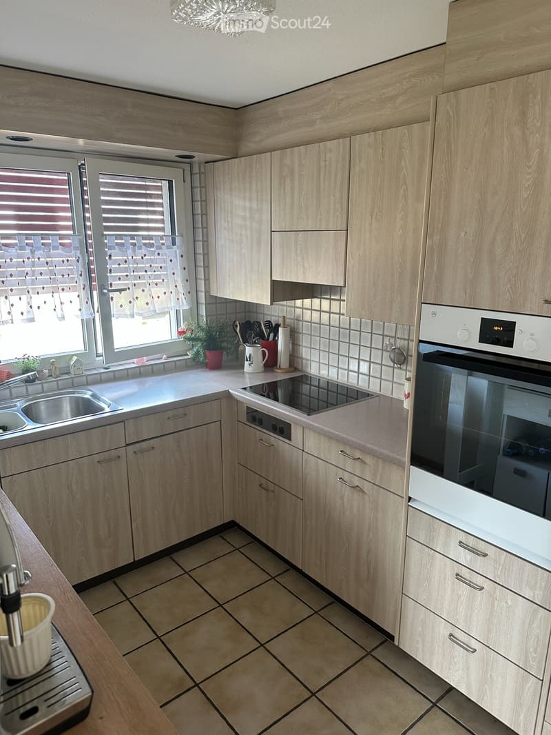 Helle 4½-Zimmer-Wohnung mit Balkon und schöner Weitsicht (4)