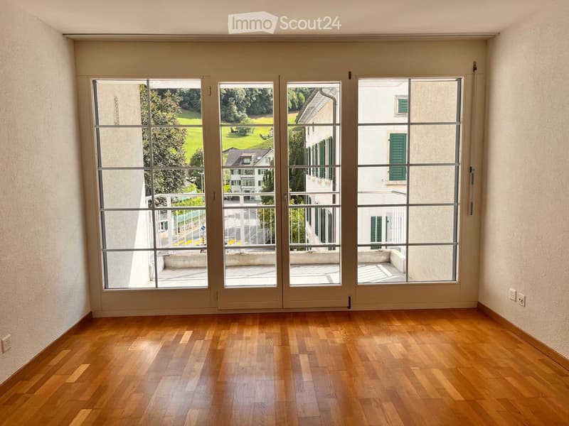 Helle 4.5-Zimmerwohnung an zentraler Lage in Glarus (2)