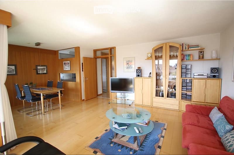 Helle 4.5 Zi-Wohnung mit Balkon und Bergsicht zu vermieten (2)
