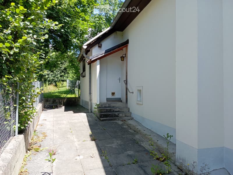 Freistehendes Einfamilienhaus mit grossen Grundstück (2)
