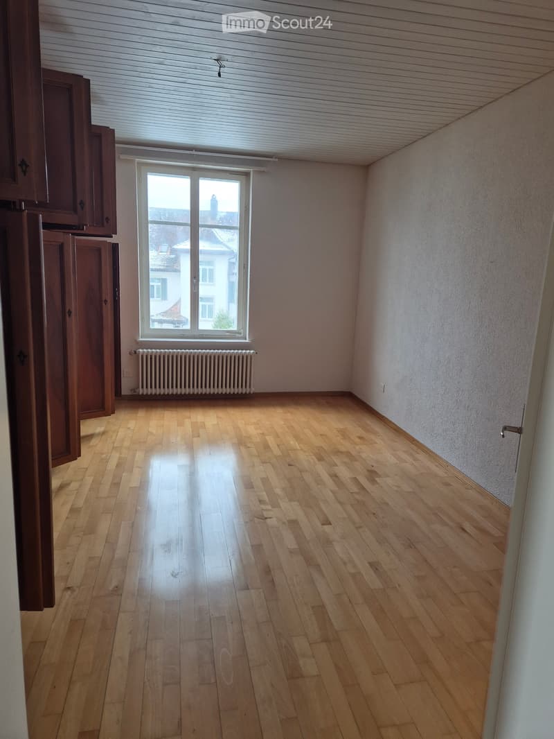 Helle teilmöblierte 3.5-Zimmer-Wohnung mit Balkon (2)