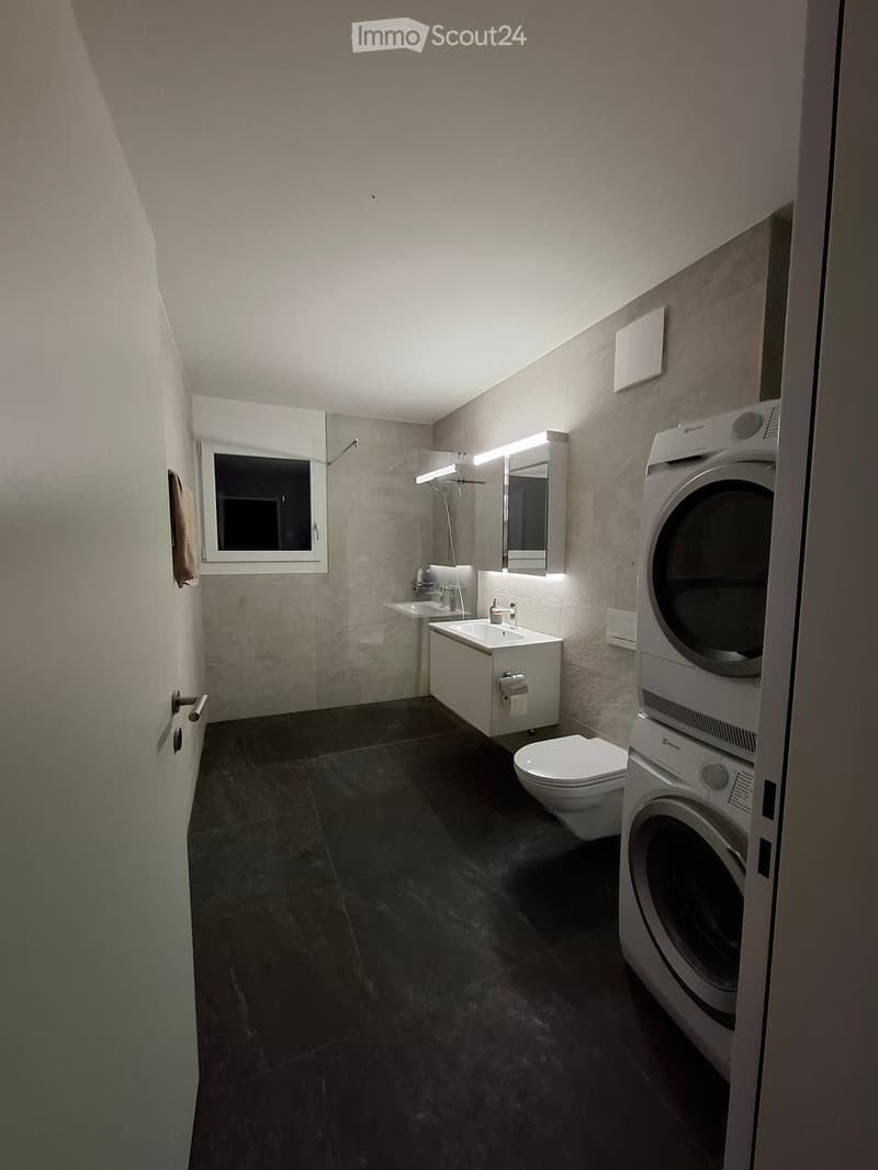 Moderne 2.5-Zimmer-Wohnung Neubau mit Balkon und Lift (2)
