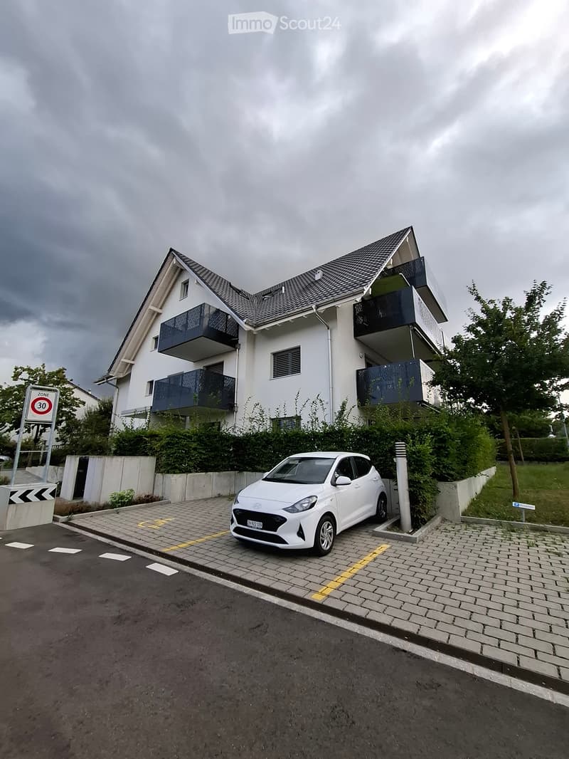 Moderne 2.5-Zimmer-Wohnung Neubau mit Balkon und Lift (3)